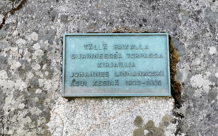 Muistolaatta, johon on kaiverreetu Johannes Linnankosken nimi.
