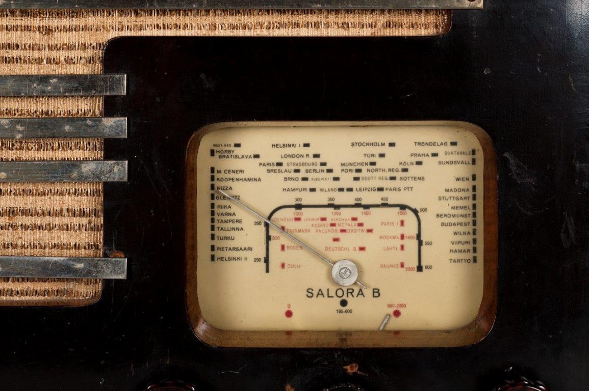 Vanhan radion analoginen taajuusalueviisari.