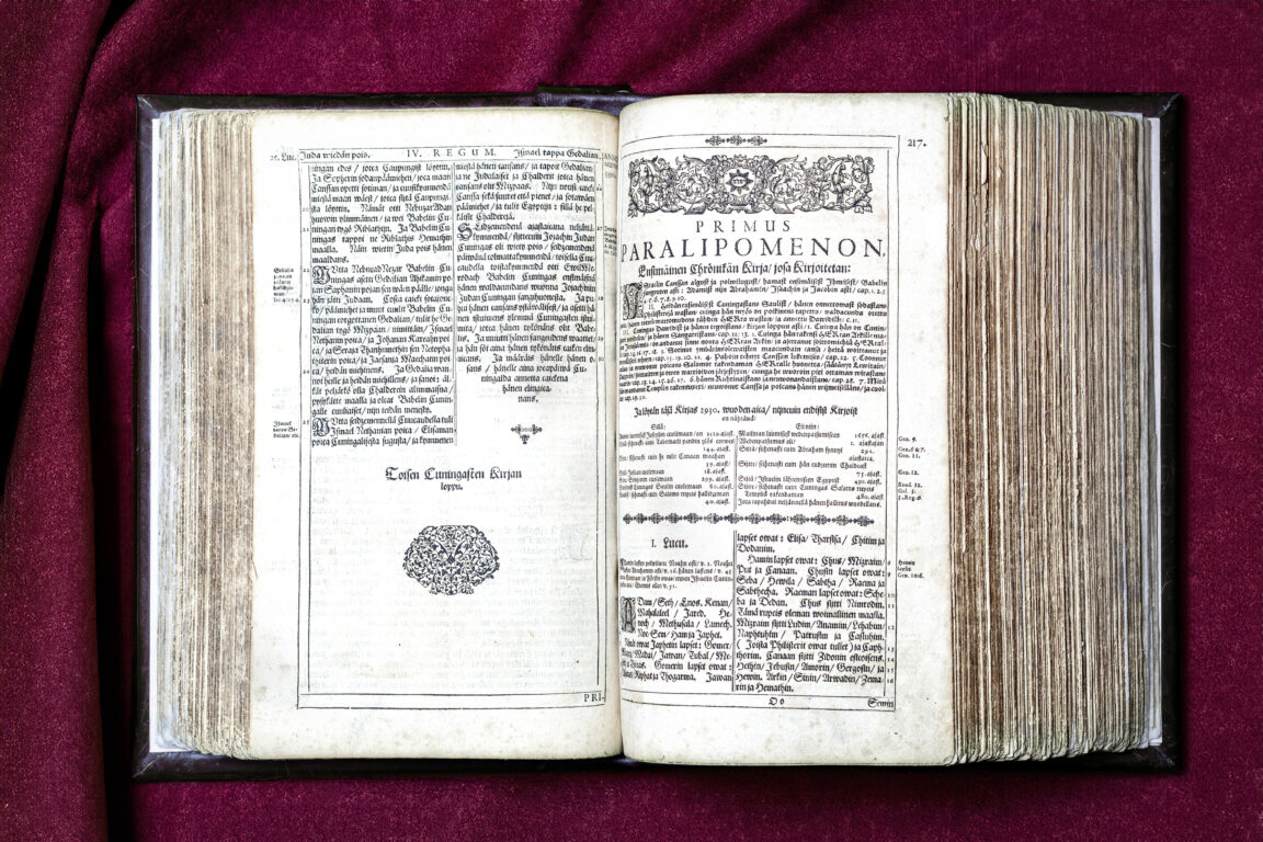 Vanhin suomenkielinen Raamattu vuodelta 1642 oli merkittävässä osassa suomen kielen muotoutumisessa.